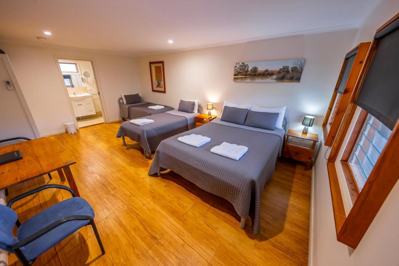 The Silverton Hotel Bagian luar foto